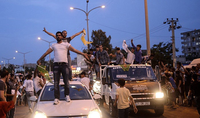 (تصاویر) جشن و شادمانی کردها در ترکیه
