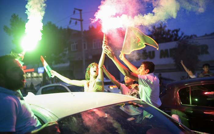 (تصاویر) جشن و شادمانی کردها در ترکیه