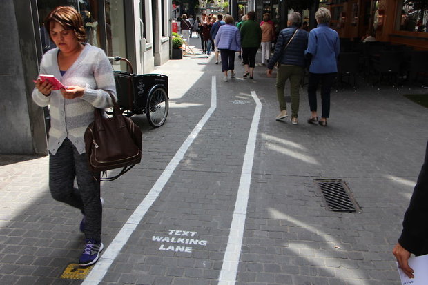 (تصاویر) خط‌کشی خیابان برای معتادان به موبایل