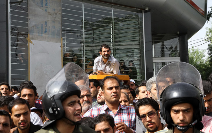 (تصاویر) گرداندن 3شرور در شهر مشهد