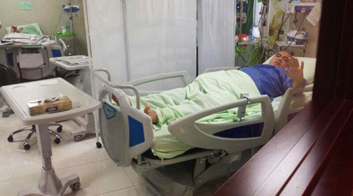(تصویر) کری خوانی فتح‌الله‌زاده روی تخت بیمارستان