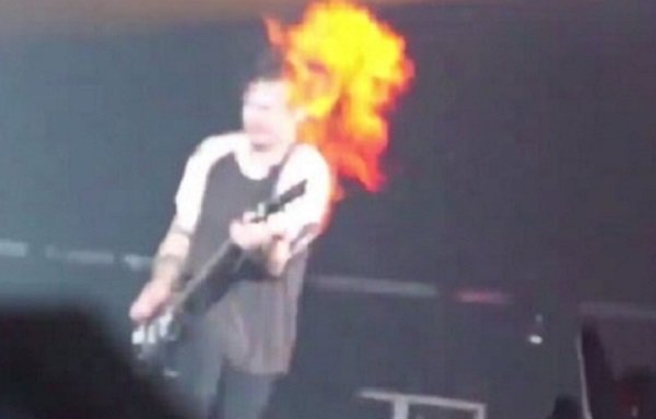 آتش گرفتن سر یک گیتاریست در کنسرت زنده!