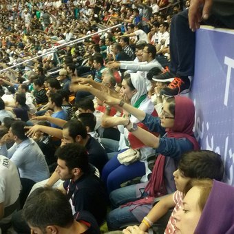 (تصاویر)حضور تعداد اندکی از زنان در بازی ایران-آمریکا