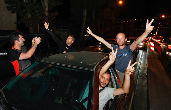 (تصاویر) شادمانی مردم پس از برد تیم والیبال