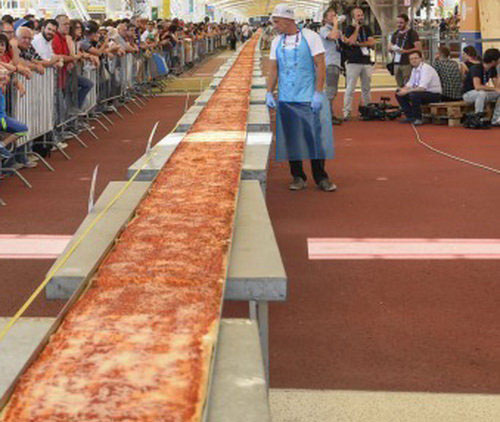 طبخ طولانی‌ترین پیتزای جهان در ایتالیا