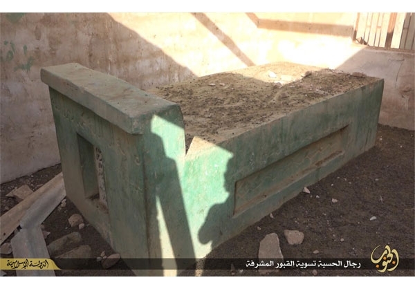 (تصاویر) داعش قبور شیعیان را تخریب کرد