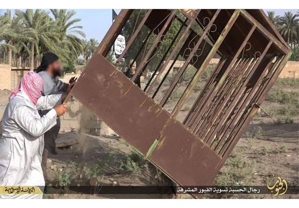 (تصاویر) داعش قبور شیعیان را تخریب کرد