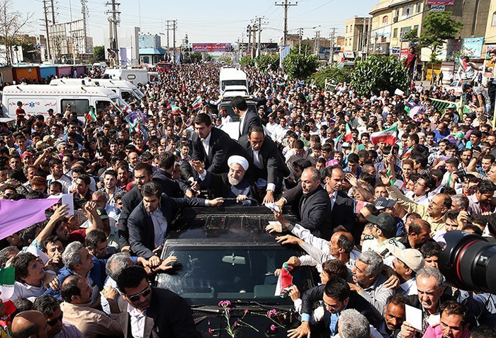 (تصاویر) استقبال از روحانی در غرب تهران