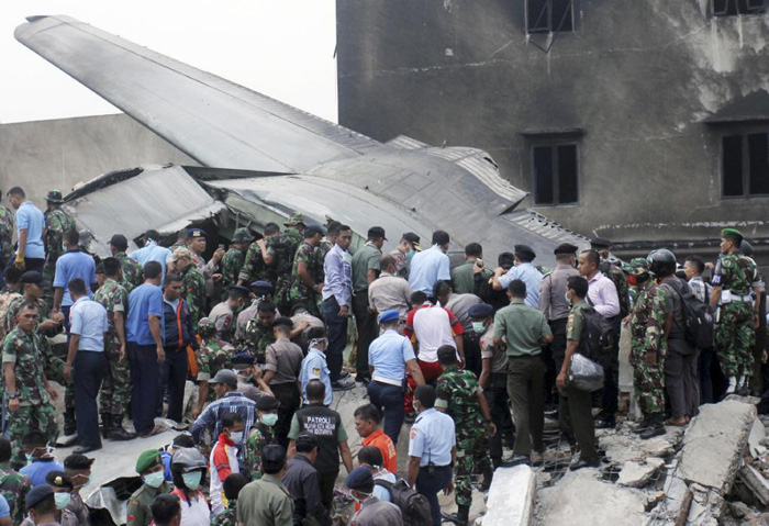 (تصاویر) سقوط هواپیمای اندونزی در وسط شهر