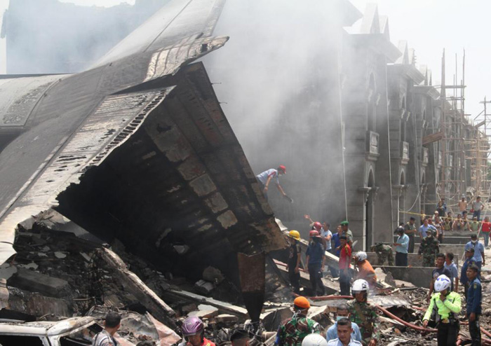 (تصاویر) سقوط هواپیمای اندونزی در وسط شهر
