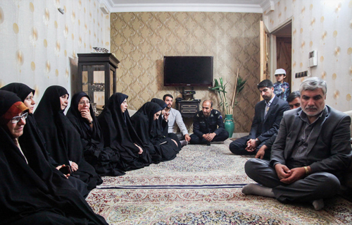(تصاویر) اژه‌ای میهمان یک خانواده زندانی