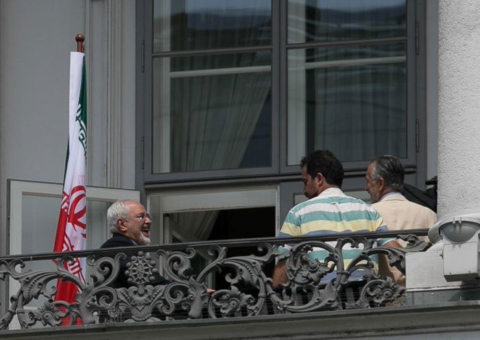 (تصاویر) گفت و گو ظریف با خبرنگاران از بالکن هتل