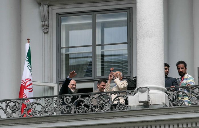 (تصاویر) گفت و گو ظریف با خبرنگاران از بالکن هتل