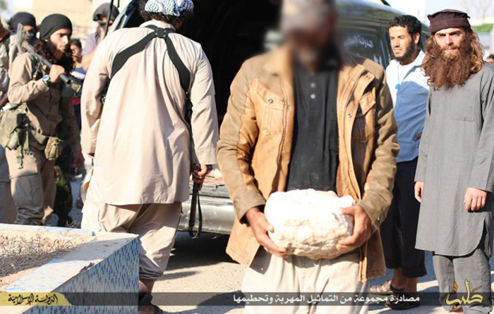 (تصاویر) داعش به جان مجسمه‌های باستانی افتاد