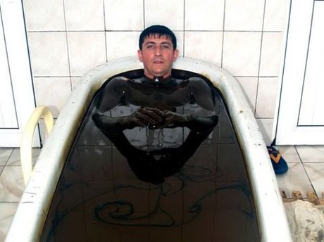 حمام شفابخش نفت خام برای ثروتمندان +(تصاویر)