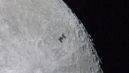 (تصویر) لحظه عبور ایستگاه فضایی از مقابل ماه