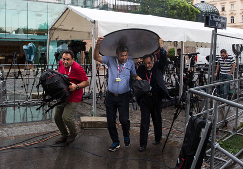 (تصاویر) وین؛ خبرنگاران زیر باران شدید
