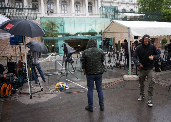 (تصاویر) وین؛ خبرنگاران زیر باران شدید