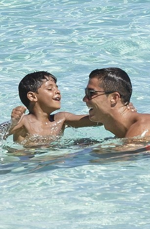 (تصاویر) آب تنی رونالدو و پسرش در باهاماس