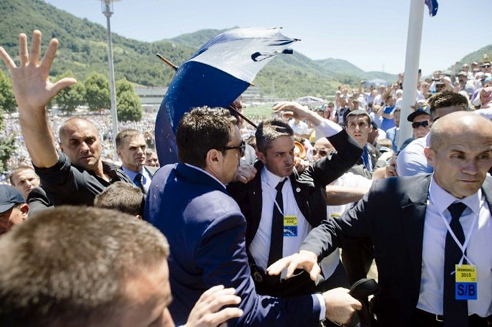 (تصاویر) حمله به نخست‌وزیر صربستان در بوسنی