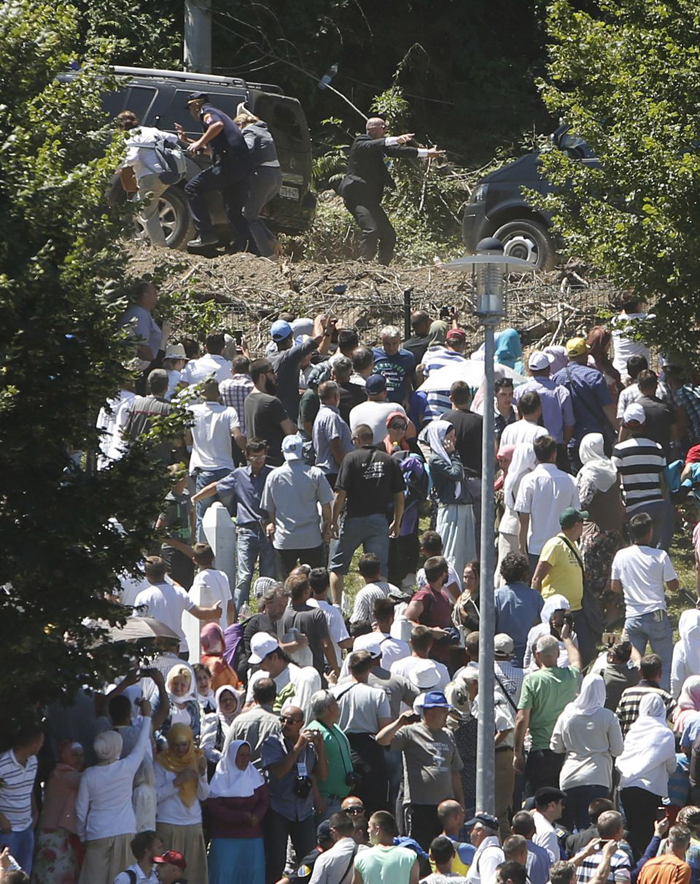 (تصاویر) حمله به نخست‌وزیر صربستان در بوسنی