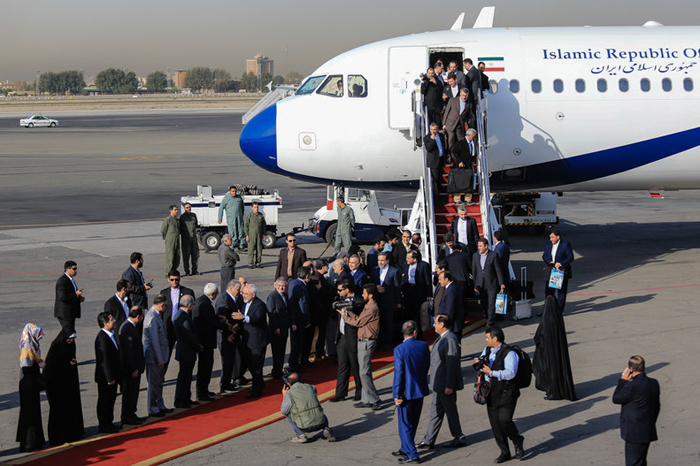 (تصاویر) ورود ظریف و تیم مذاکره‌کننده به تهران