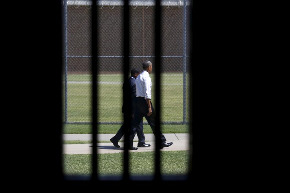 (تصاویر) دیدار تاریخی اوباما از زندان فدرال