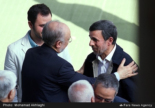 (تصویر) خوش‌وبش احمدی‌نژاد با معاون روحانی