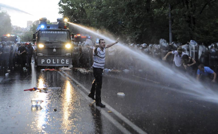 (تصاویر) فشار آب و معترضان گرانی برق