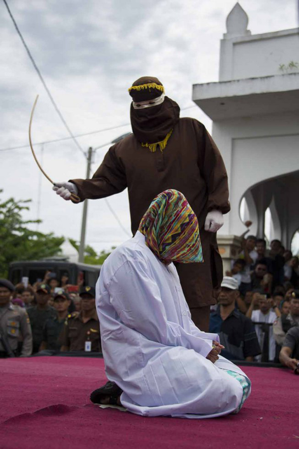 شلاق 3 زن در ملاء عام در اندونزی/تصاویر