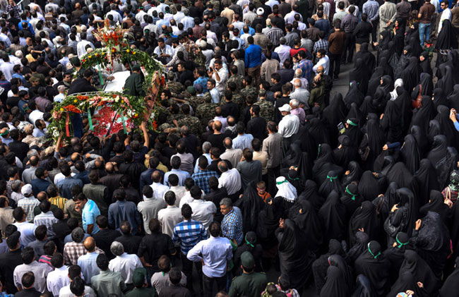 (تصاویر) تشییع پیکر هفت شهید مدافع حرم در مشهد و شهر ری