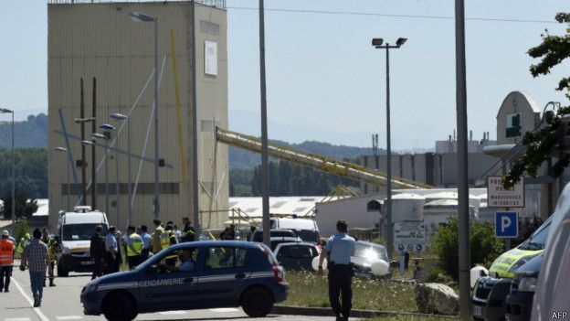 کشف جسد بی‌سر و وقوع چندین انفجار در کارخانه‌‌ای در فرانسه