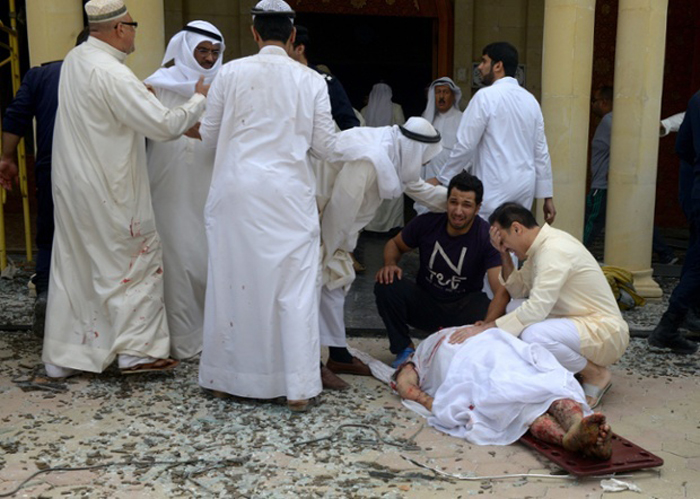 (تصویر) انفجار انتحاری در مسجد امام صادق(ع) کویت