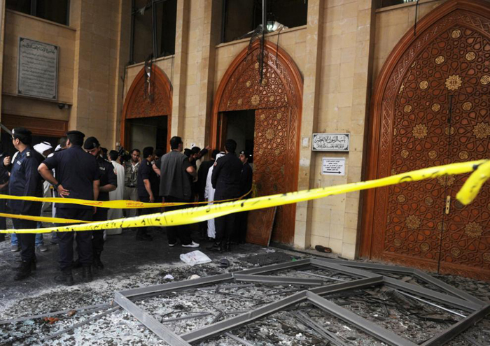 (تصویر) انفجار انتحاری در مسجد امام صادق(ع) کویت