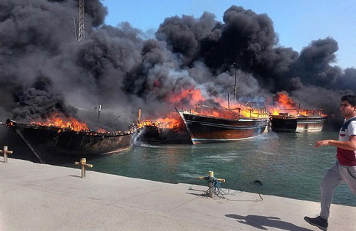 (تصاویر) آتش‌گرفتن 16 لنج در بوشهر