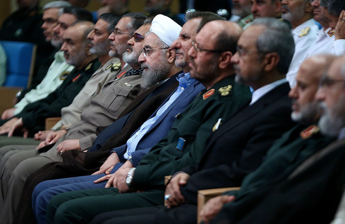 (تصاویر) افطاری روحانی با فرماندهان نظامی