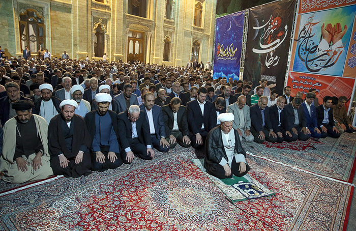 (تصاویر) افطاری هاشمی با کارکنان مجمع