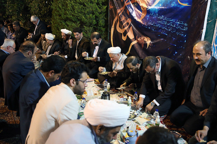 (تصاویر) افطاری هاشمی با کارکنان مجمع