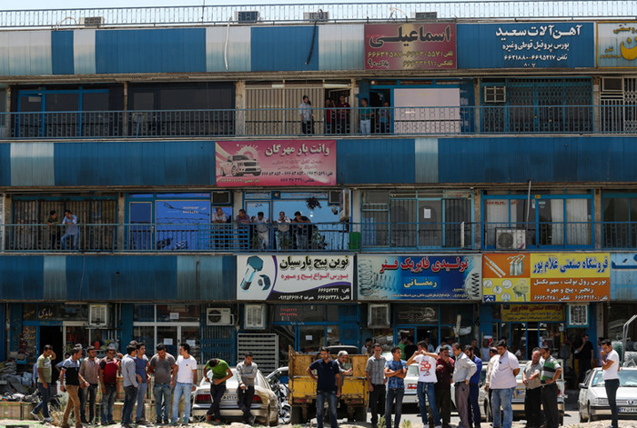 (تصاویر) جسد رها شده در بازار آهن تهران