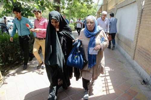 (تصاویر) مادر و همسر جیسون رضائیان در حاشیه دادگاه