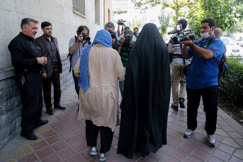 (تصاویر) مادر و همسر جیسون رضائیان در حاشیه دادگاه