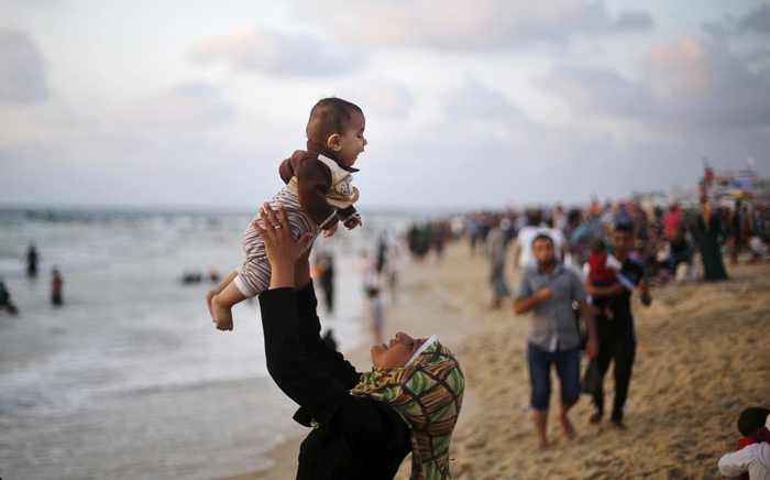 عکس تفریح زنان و مردان در ساحل غزه !