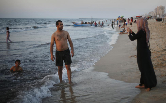 (تصاویر) سواحل غزه؛ تفریح در میان آلودگی