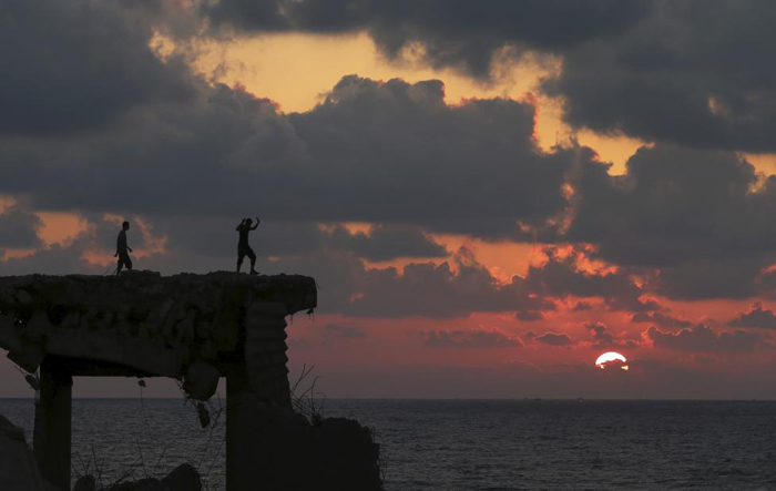 (تصاویر) سواحل غزه؛ تفریح در میان آلودگی
