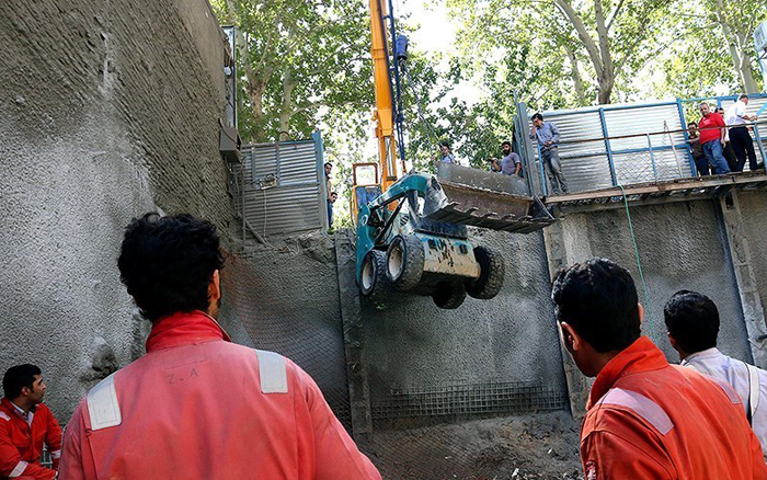 (تصاویر) ریزش آوار روی دو کارگر ساختمانی