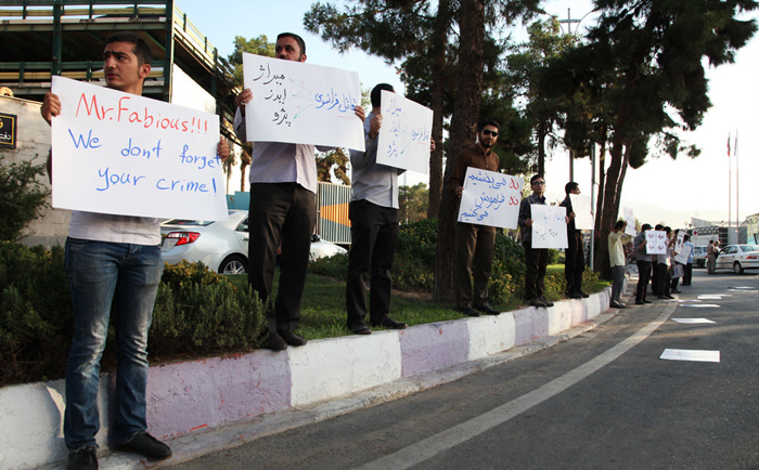 تجمع اعتراضی به حضور فابیوس در فرودگاه