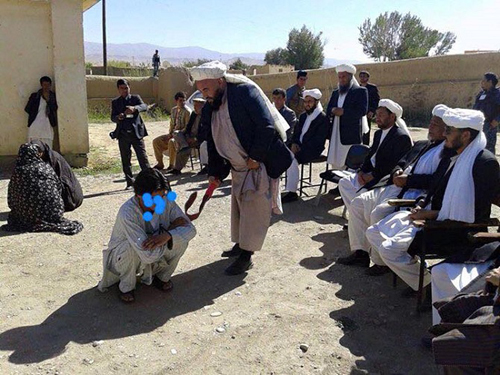 (تصویر) اجرای حکم شلاق پسر و دختر افغان
