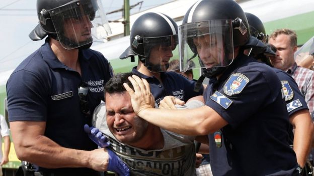 پلیس ضد شورش مجارستان با پناهجویان درگیر شد