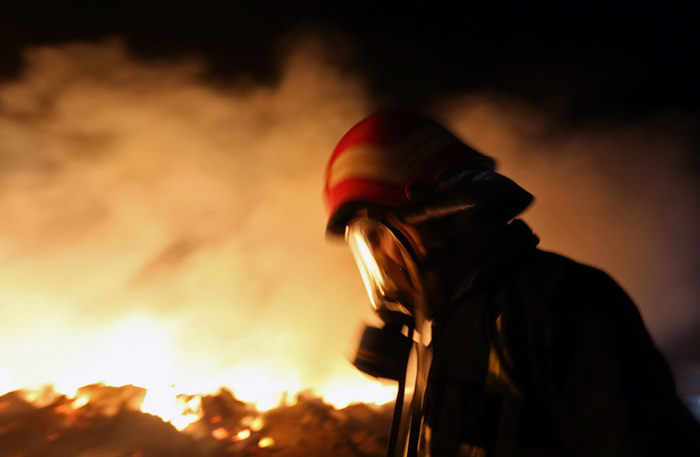 (تصاویر) آتش‌سوزی مجتمع زرین خوشه اراک