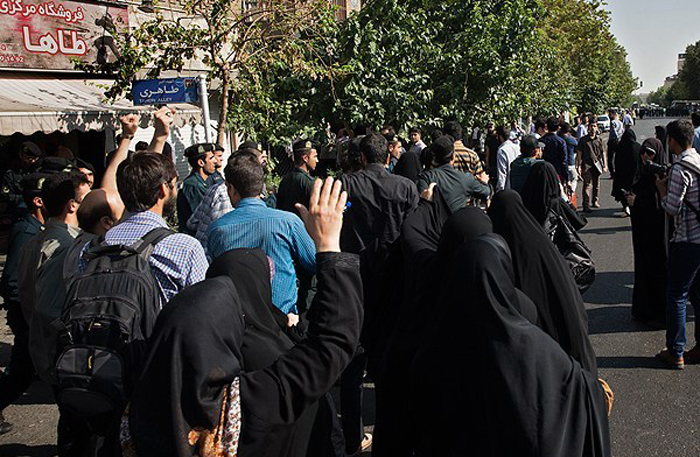 (تصاویر) تجمع در مقابل سفارت انگلیس